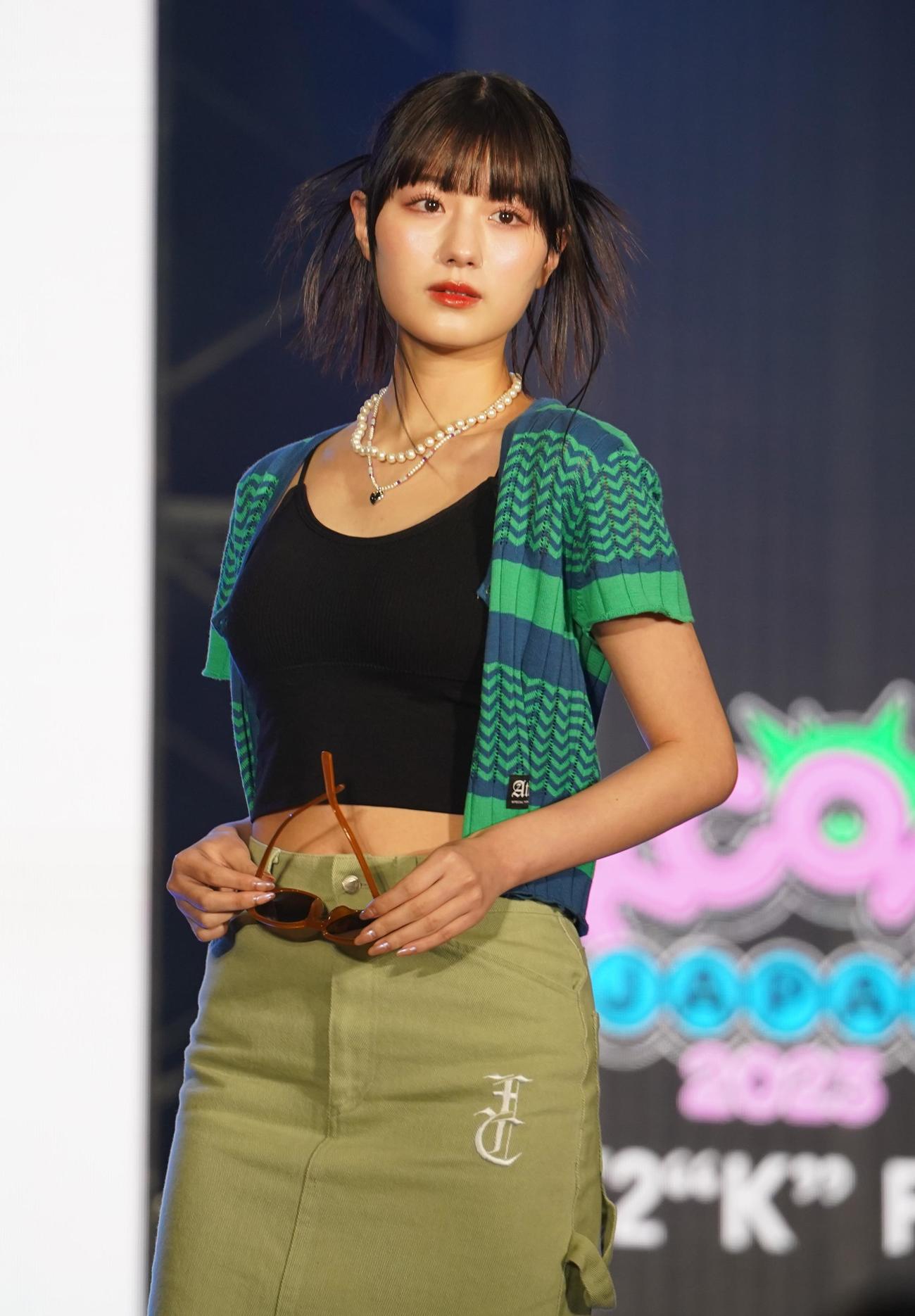 「KCON JAPAN 2023×TOKYO GIRLS COLLECTION」でランウエーを歩く鶴嶋乃愛（撮影・佐藤勝亮）