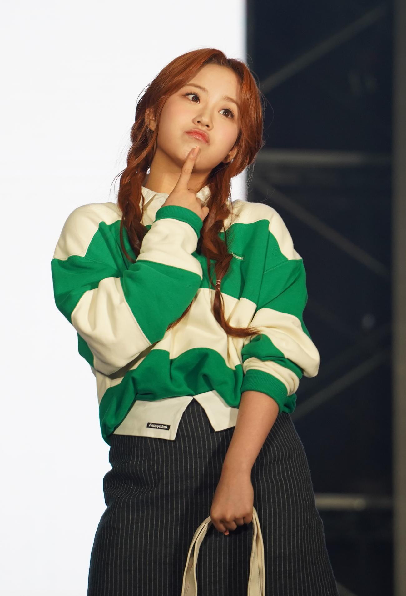 「KCON JAPAN 2023×TOKYO GIRLS COLLECTION」でランウエーを歩くCSRのYUNA（撮影・佐藤勝亮）