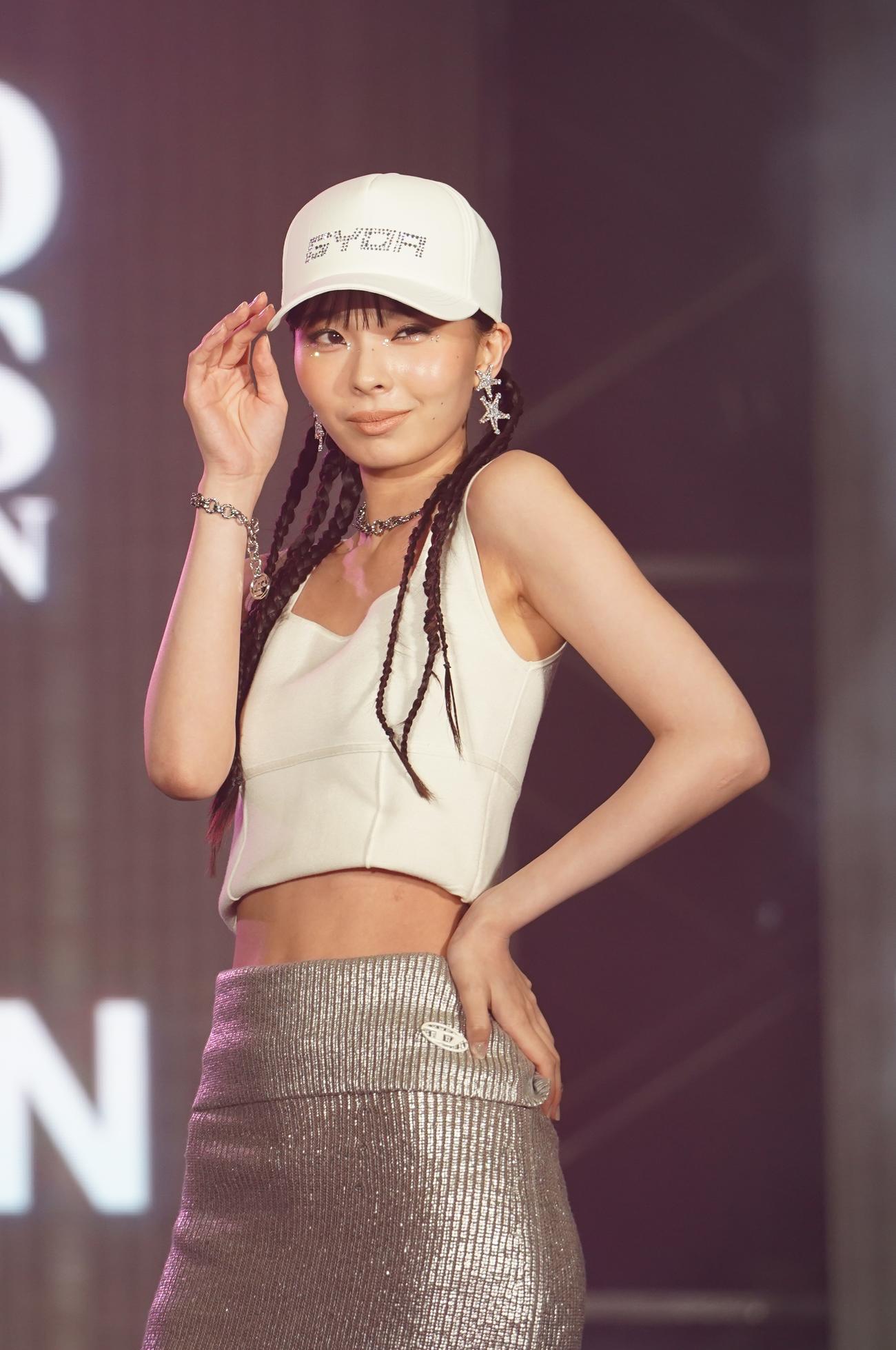 「KCON JAPAN 2023×TOKYO GIRLS COLLECTION」でランウエーを歩く川口ゆりな（撮影・佐藤勝亮）