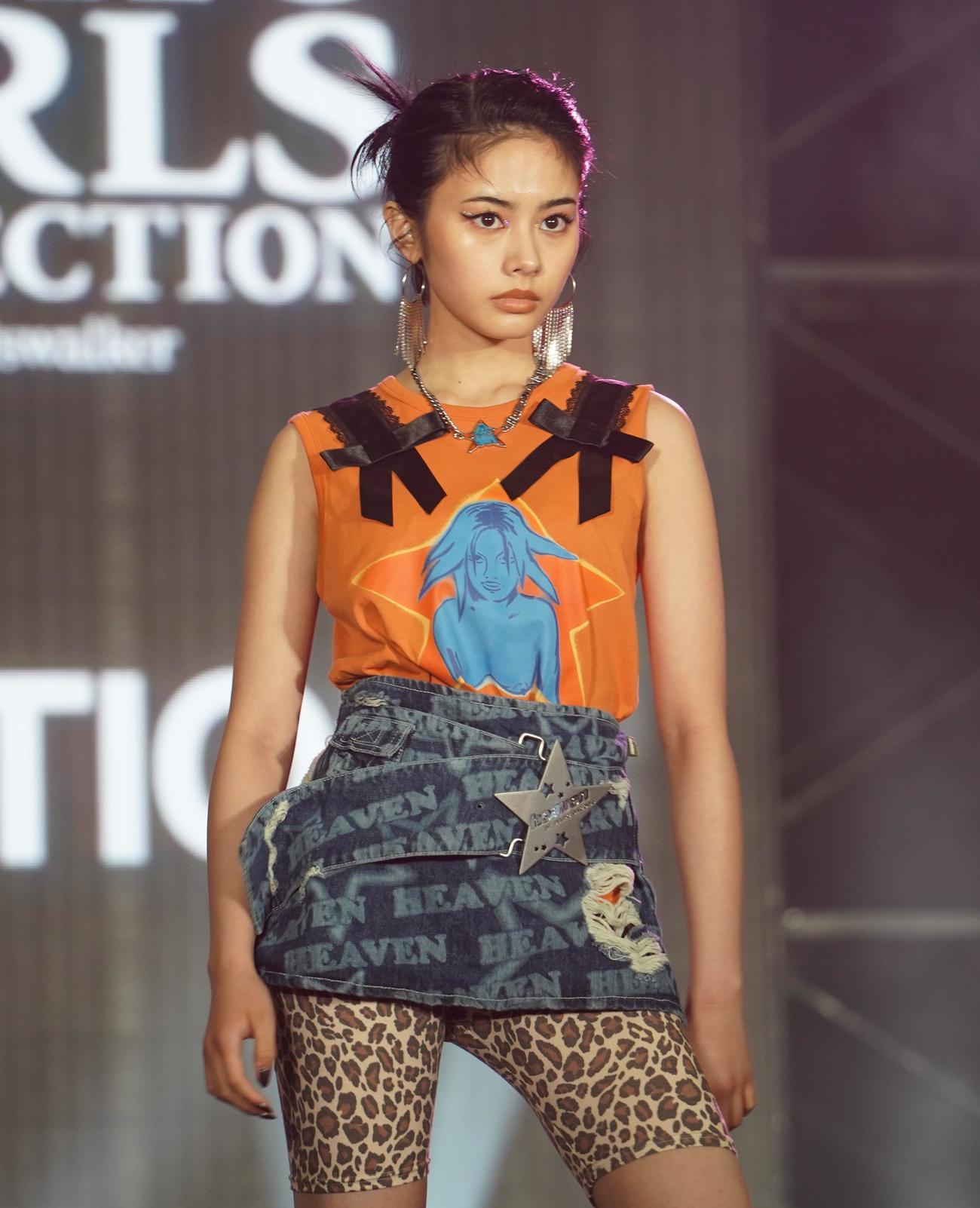 「KCON JAPAN 2023×TOKYO GIRLS COLLECTION」でランウエーを歩く安斉星来（撮影・佐藤勝亮）