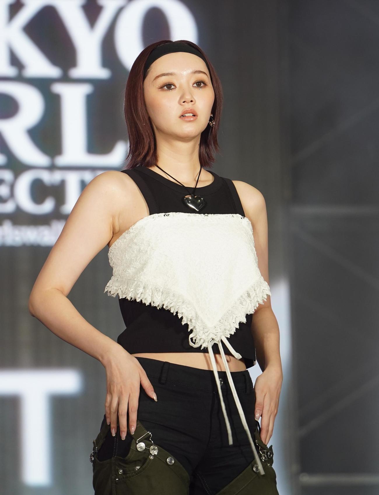「KCON JAPAN 2023×TOKYO GIRLS COLLECTION」でランウエーを歩く江野沢愛美（撮影・佐藤勝亮）