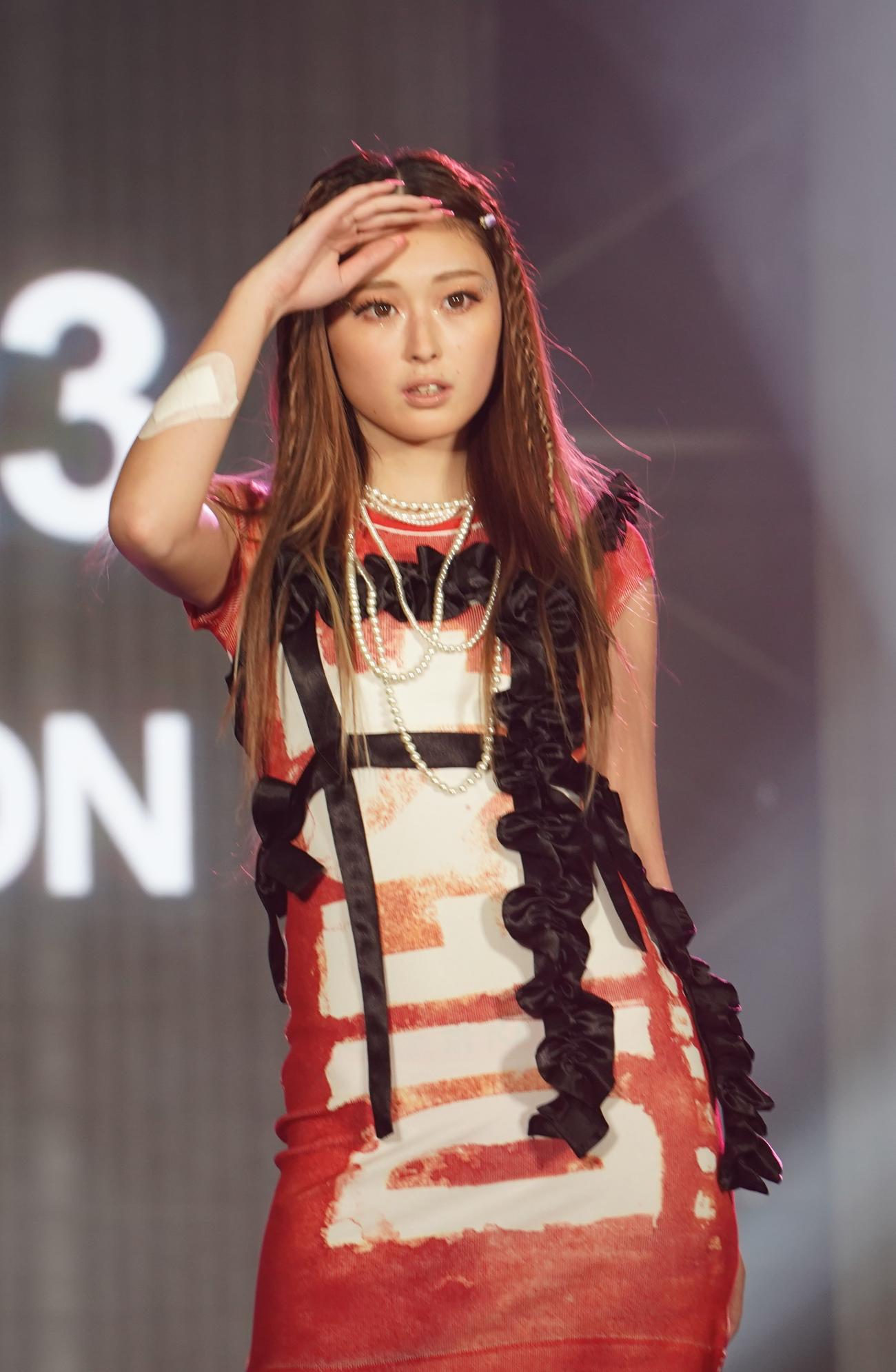 「KCON JAPAN 2023×TOKYO GIRLS COLLECTION」でランウエーを歩く、ゆうちゃみ（撮影・佐藤勝亮）