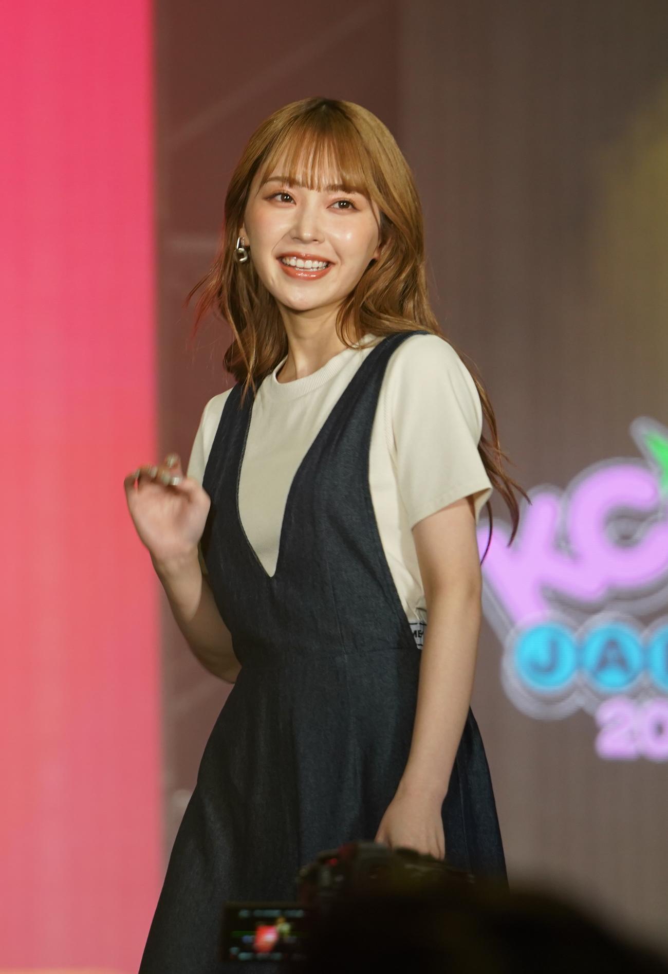 「KCON JAPAN 2023×TOKYO GIRLS COLLECTION」でランウエーを歩く那須ほほみ（撮影・佐藤勝亮）