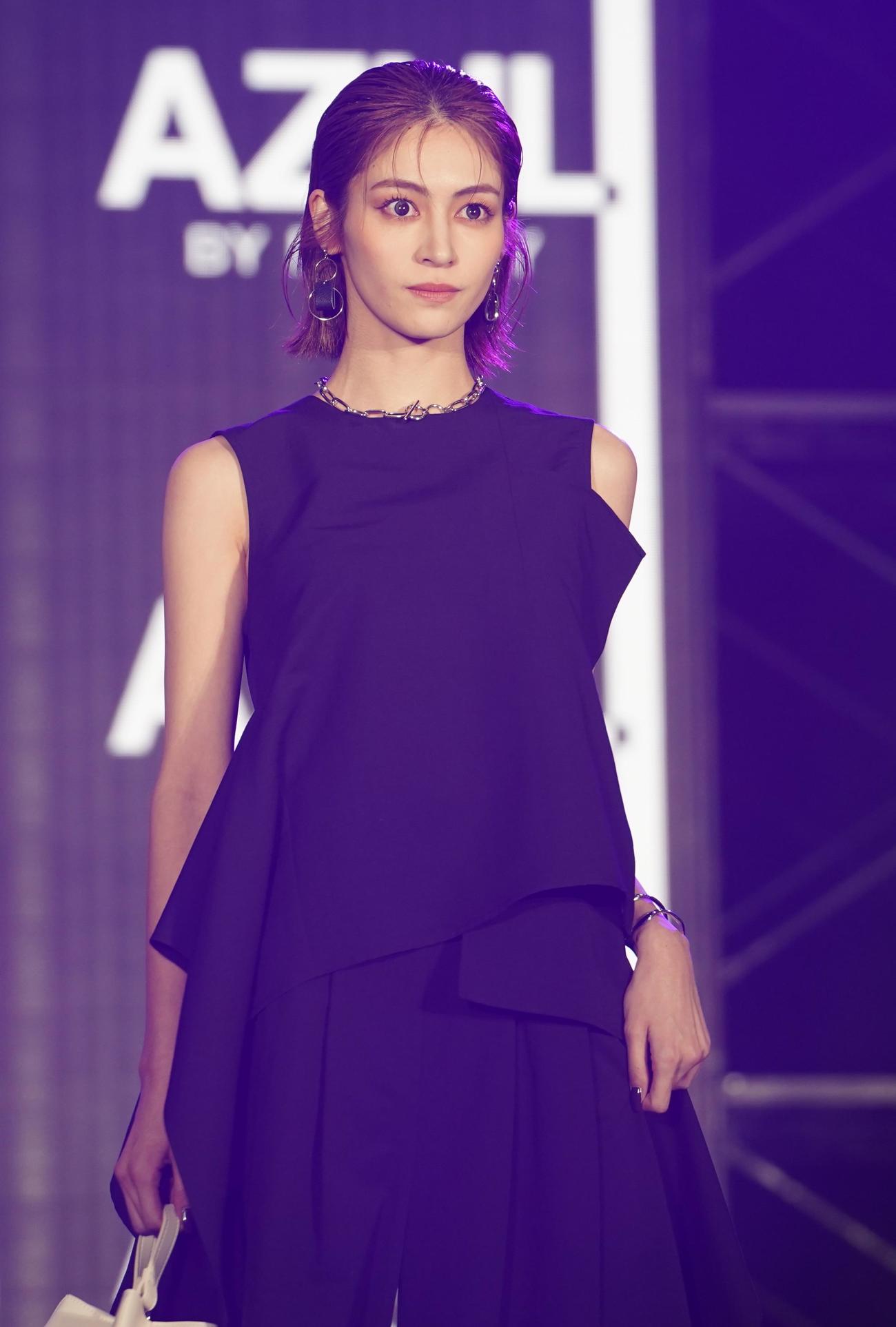 「KCON JAPAN 2023×TOKYO GIRLS COLLECTION」でランウエーを歩く楓（撮影・佐藤勝亮）