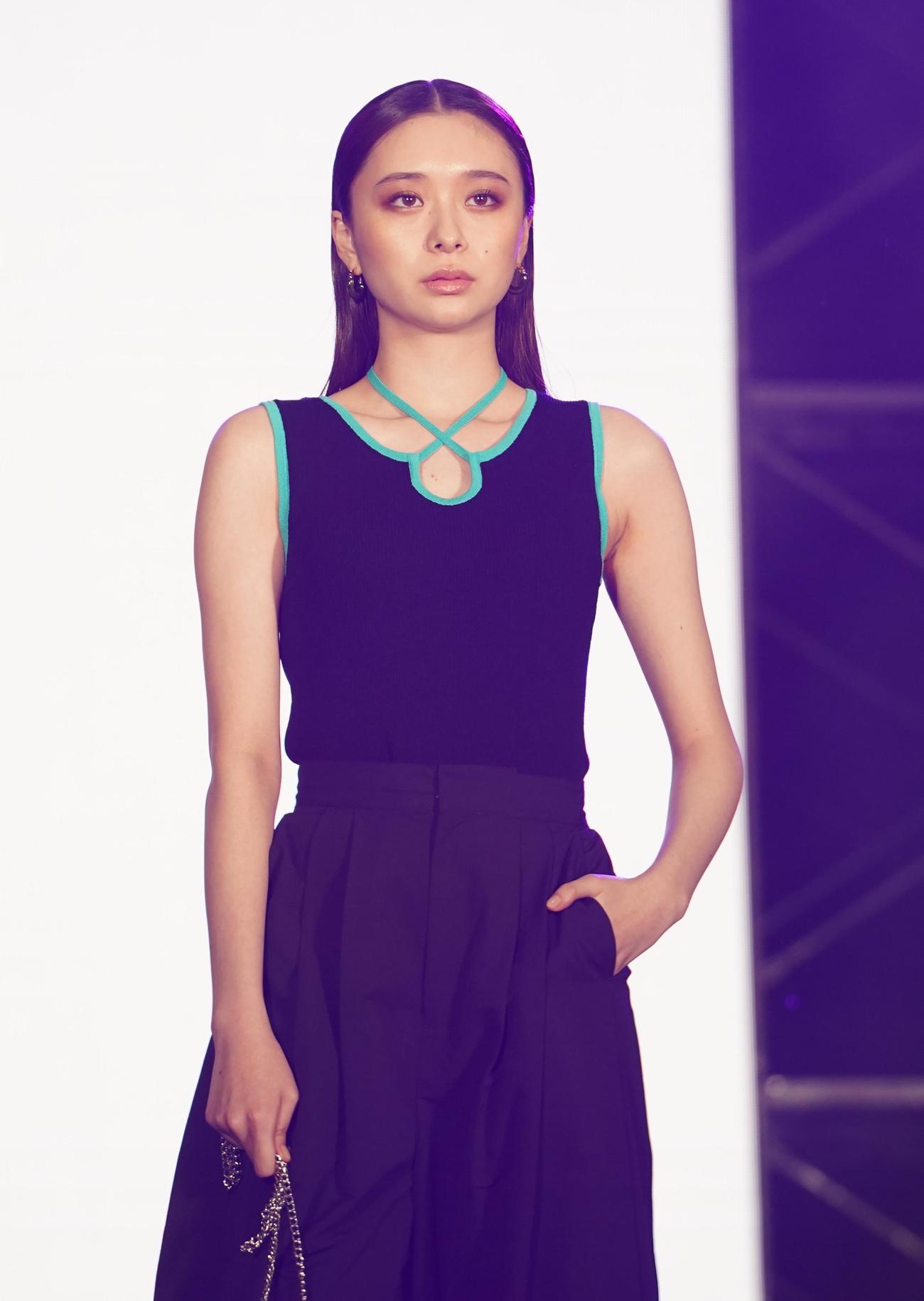 「KCON JAPAN 2023×TOKYO GIRLS COLLECTION」でランウエーを歩く田鍋梨々花（撮影・佐藤勝亮）