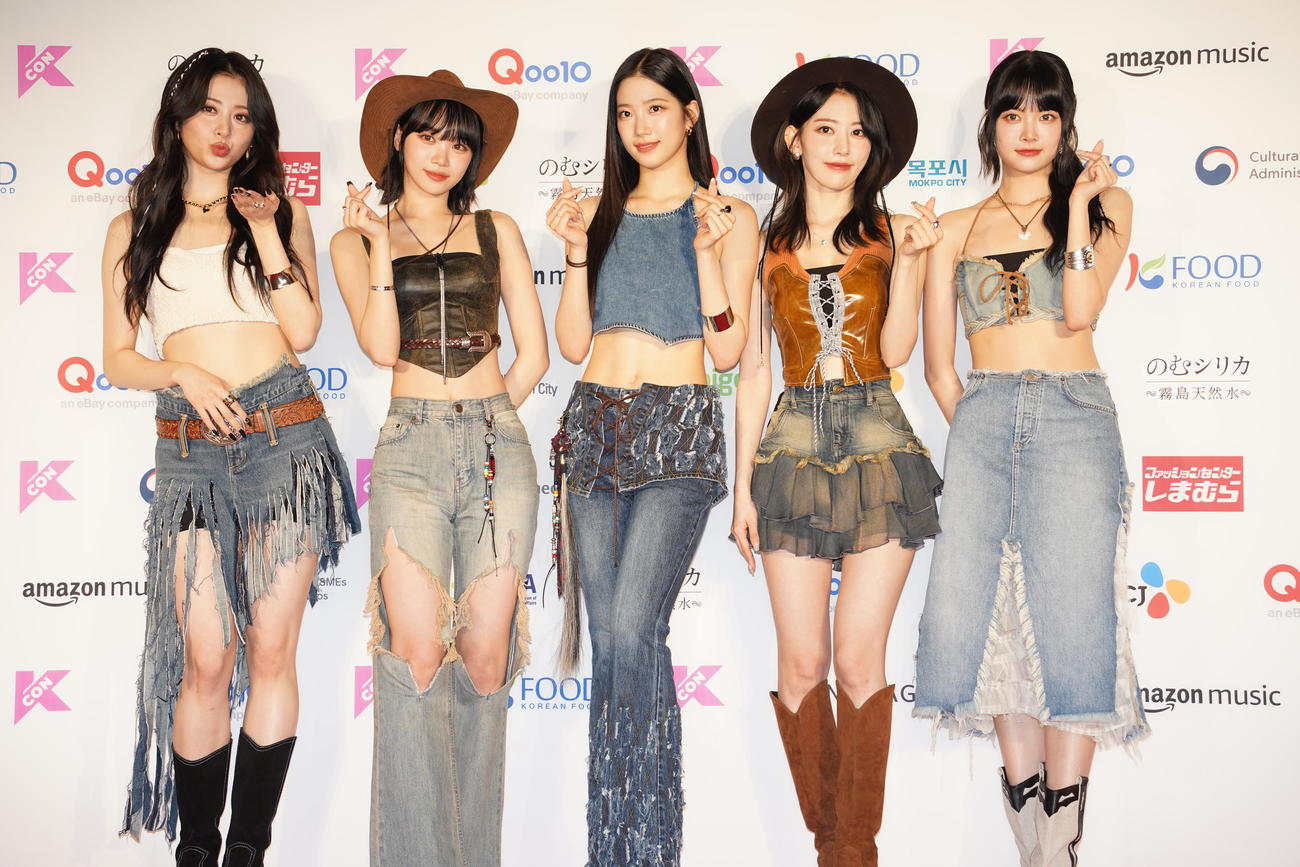 「KCON JAPAN 2023」のフォトセッションに出席した、LE SSERAFIM（撮影・佐藤勝亮）