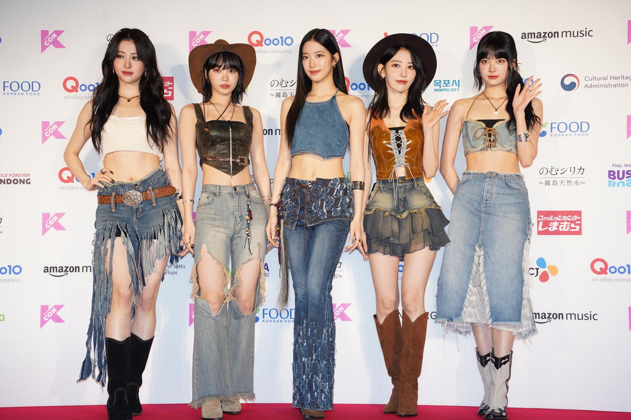 「KCON JAPAN 2023」のフォトセッションに出席した、LE SSERAFIM（撮影・佐藤勝亮）