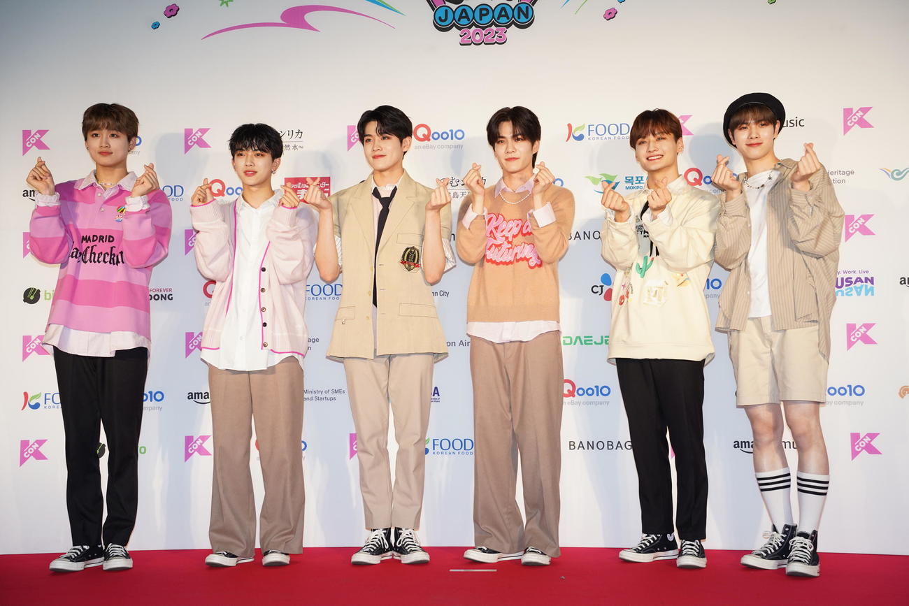 「KCON JAPAN 2023」のフォトセッションに出席した、DXTEEN（撮影・佐藤勝亮）