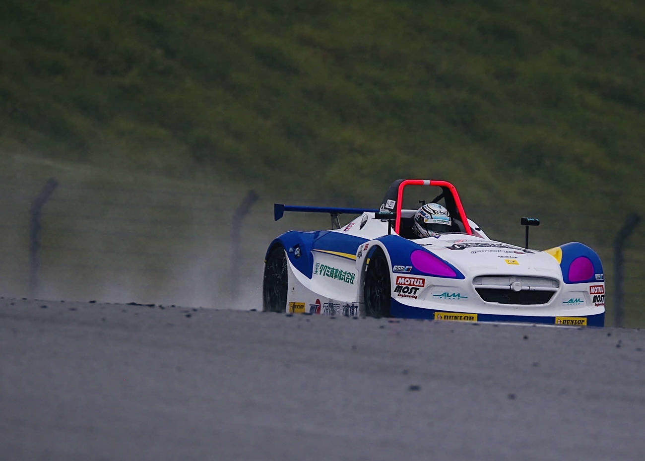 静岡・富士スピードウェイで開催された4輪自動車レース「FCR VITAシリーズ全4戦」の開幕戦に参戦し、13位の成績を収めた中澤卓也