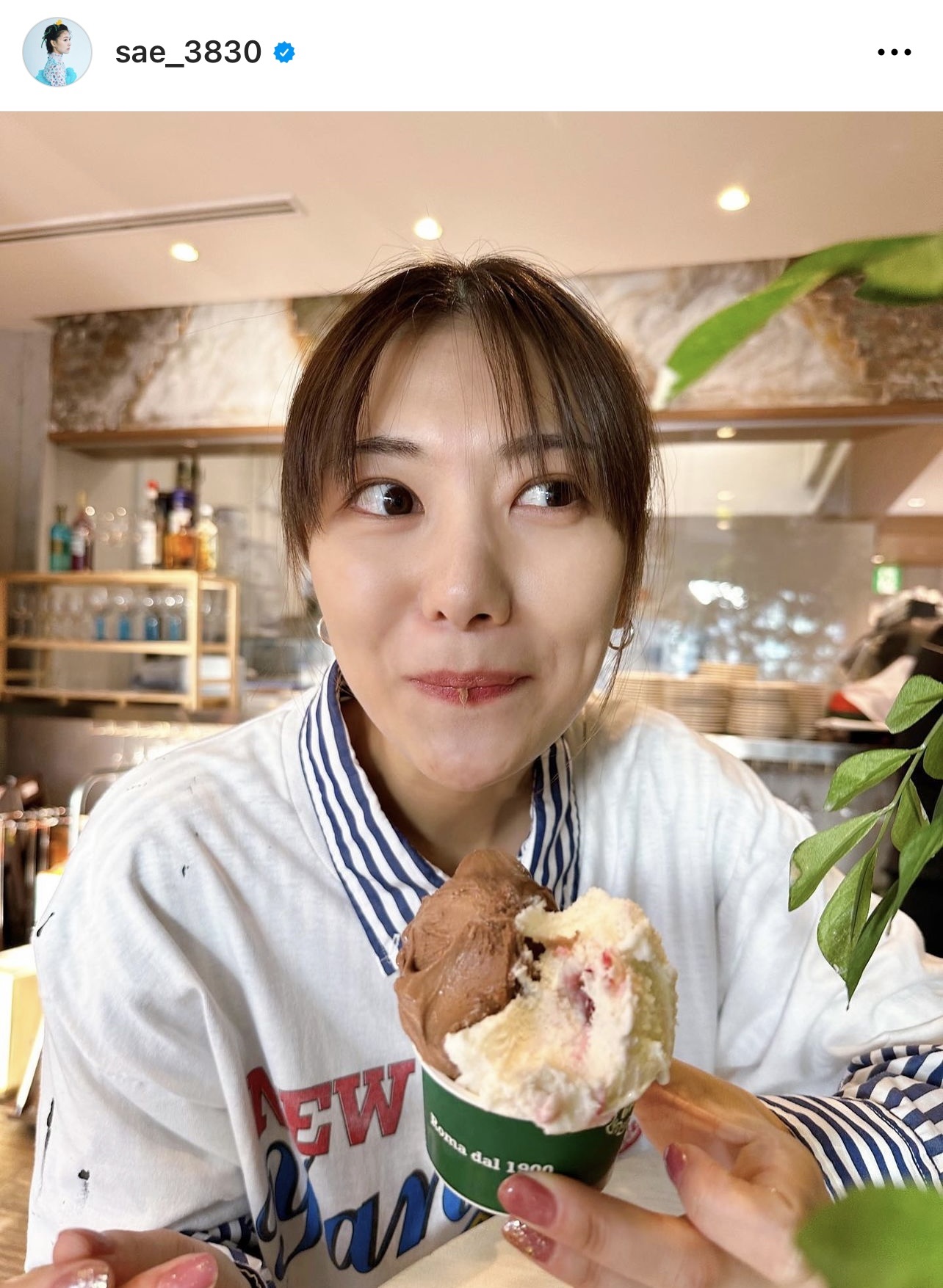 アイスにかぶり付く宮澤佐江（宮澤佐江のインスタグラムから）