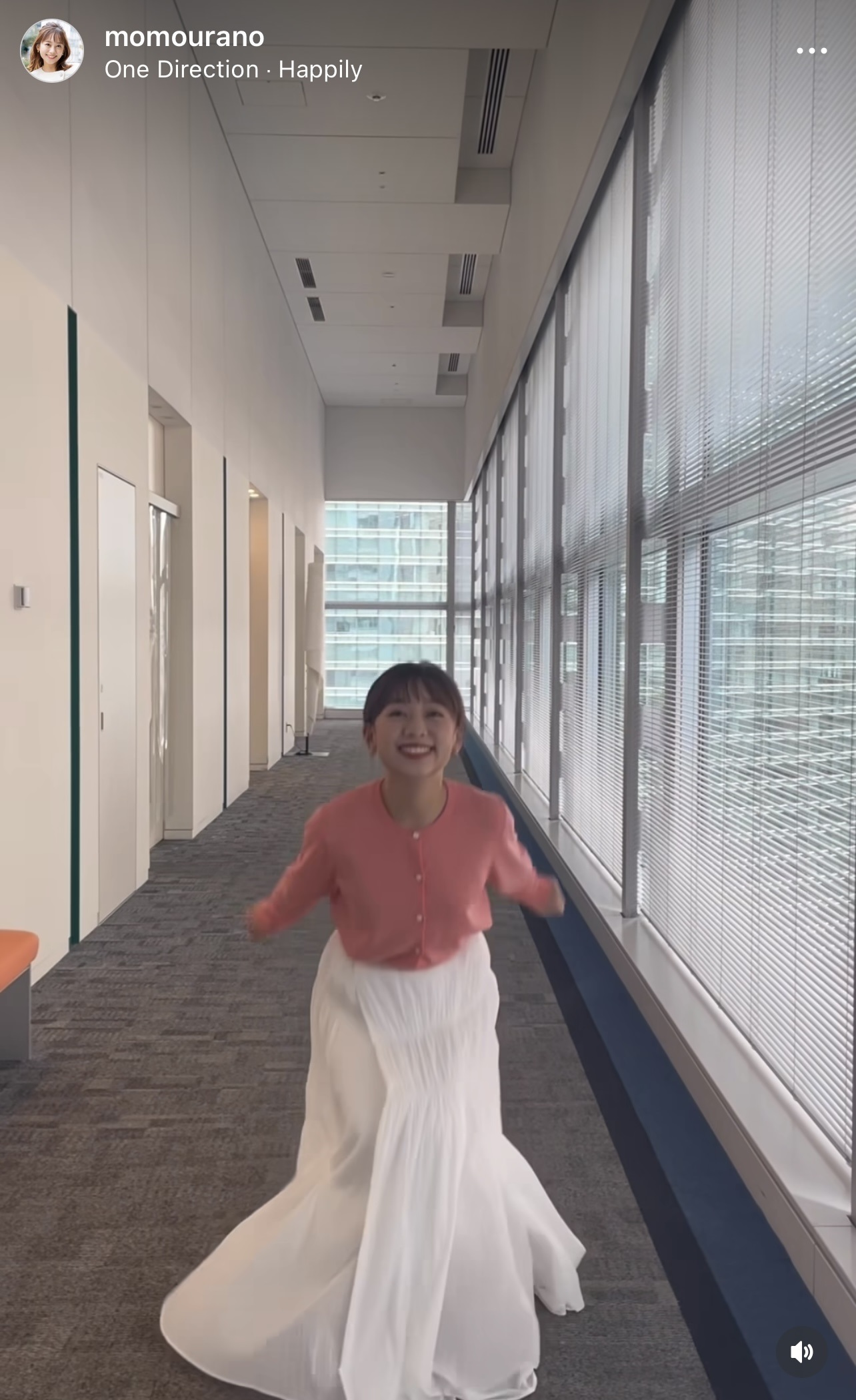 跳びながら衣装を紹介する浦野モモアナ（浦野モモアナのインスタグラムから）