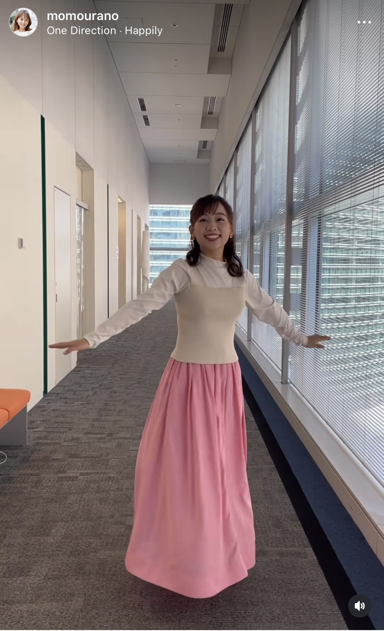 跳びながら衣装を紹介する浦野モモアナ（浦野モモアナのインスタグラムから）