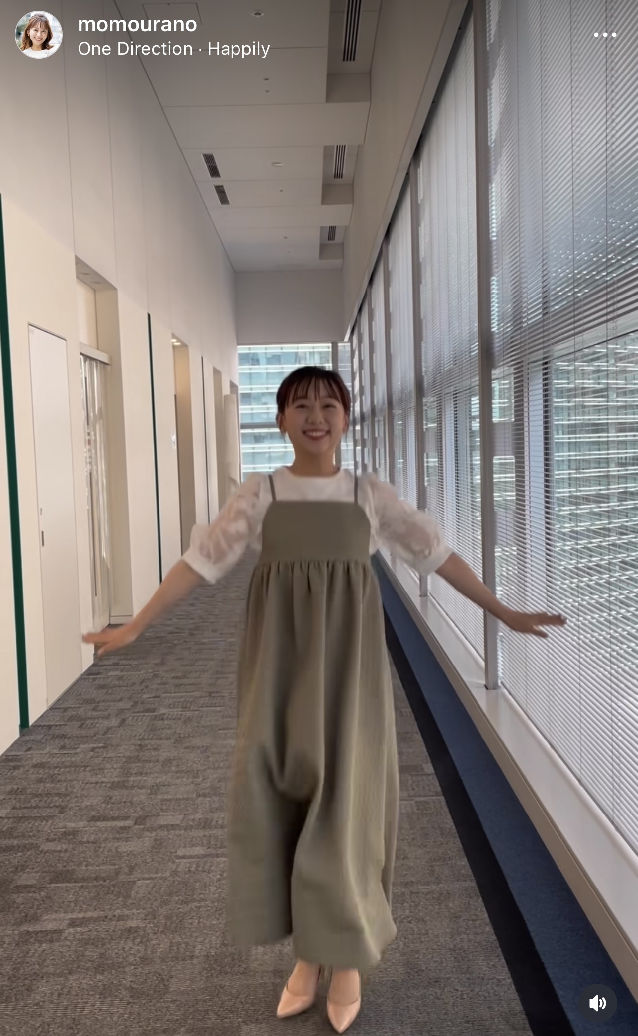 跳びながら衣装を紹介する浦野モモアナ（浦野モモアナのインスタグラムから）
