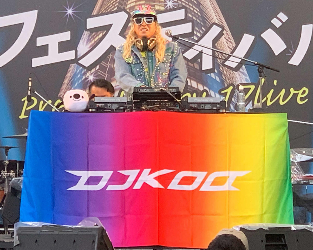 オンライン配信プラットフォーム、17LIVE初の屋外フェス「ライバーフェスティバル　2023 presented by 17LIVE」に出演したTRFのDJ KOO（撮影・松尾幸之介）