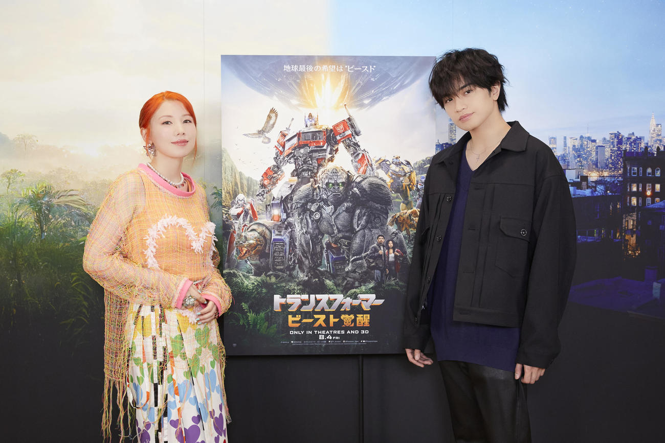 映画「トランスフォーマー／ビースト覚醒」で吹き替えを担当する中島健人（右）と仲里依紗