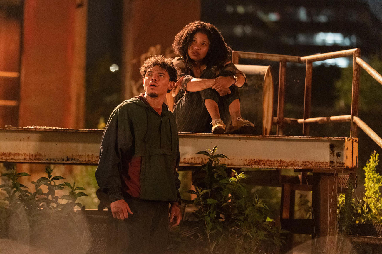 映画「トランスフォーマー／ビースト覚醒」にノア役で出演するアンソニー・ラモス（左）とエレーナ役のドミニク・フィッシュバック