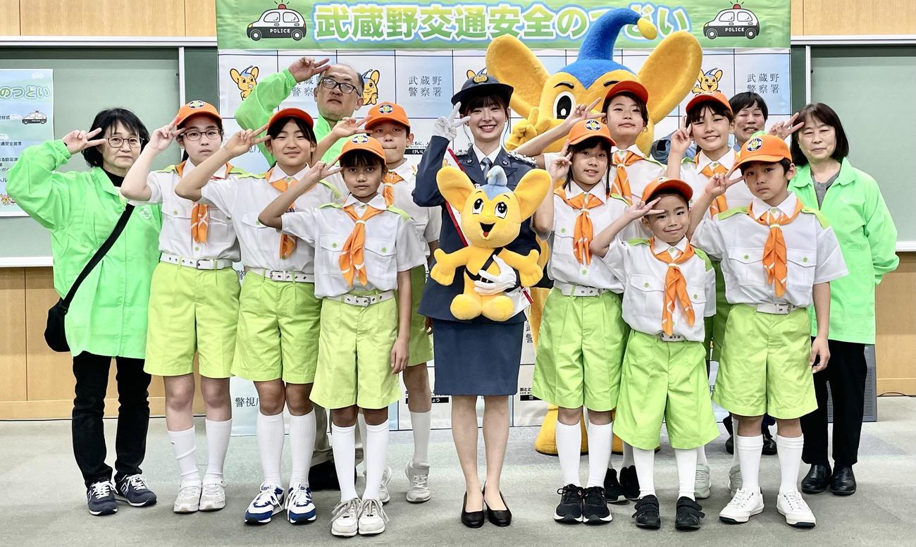 武蔵野交通少年団と記念撮影する武藤十夢（中央）