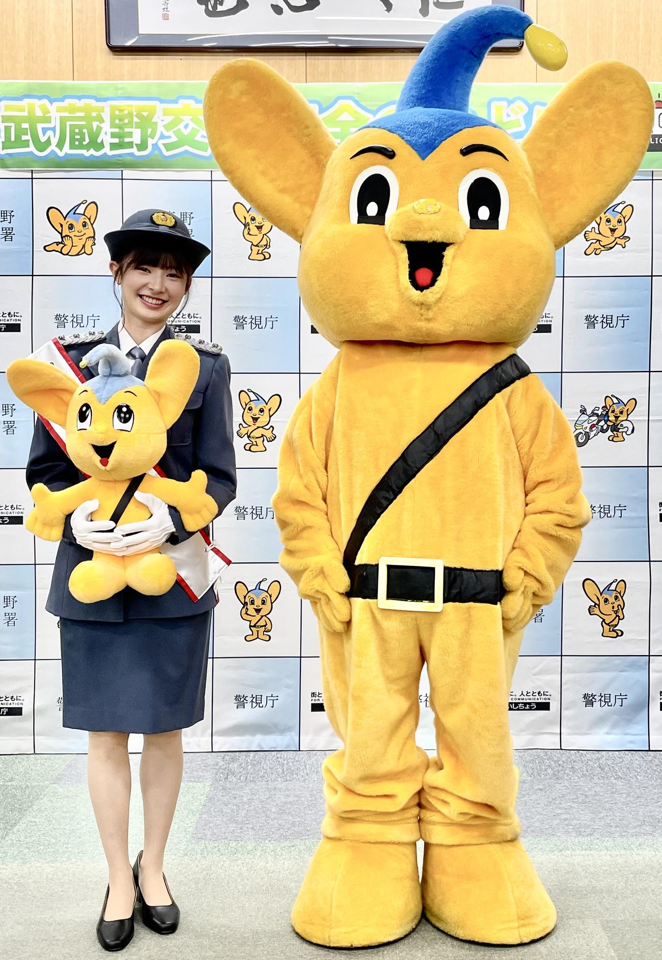 武藤十夢（左）と警視庁のマスコットキャラクターのピーポくん