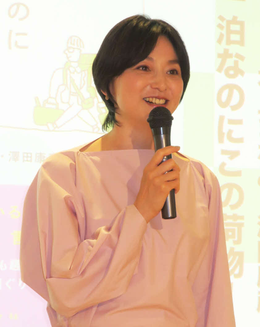 エッセー本「一泊なのにこの荷物！」の出版サイン会を行った本上まなみ