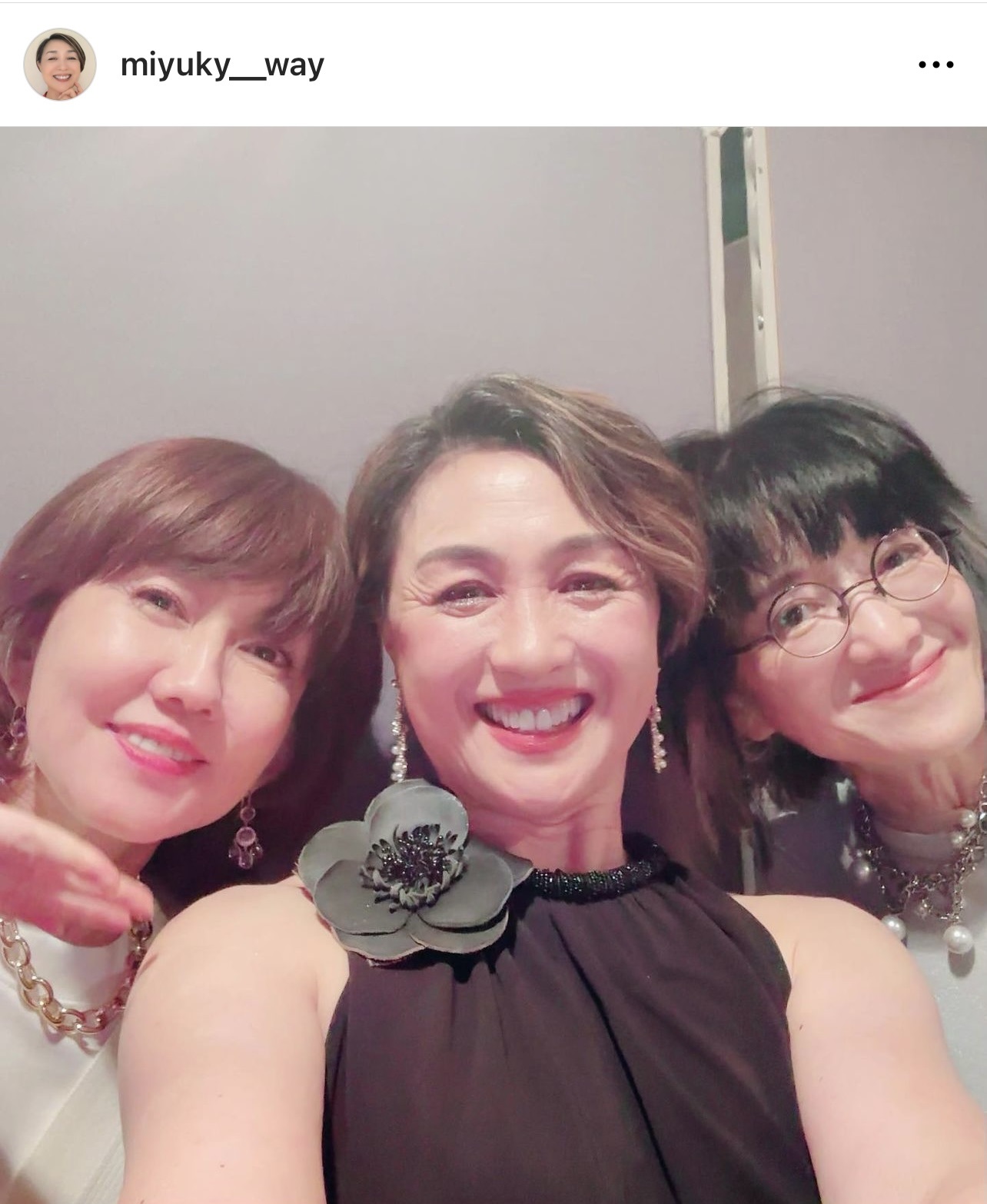 松本伊代、作曲家の山川恵津子氏とスリーショットを撮る香坂みゆき（中央）（香坂みゆきのインスタグラムから）