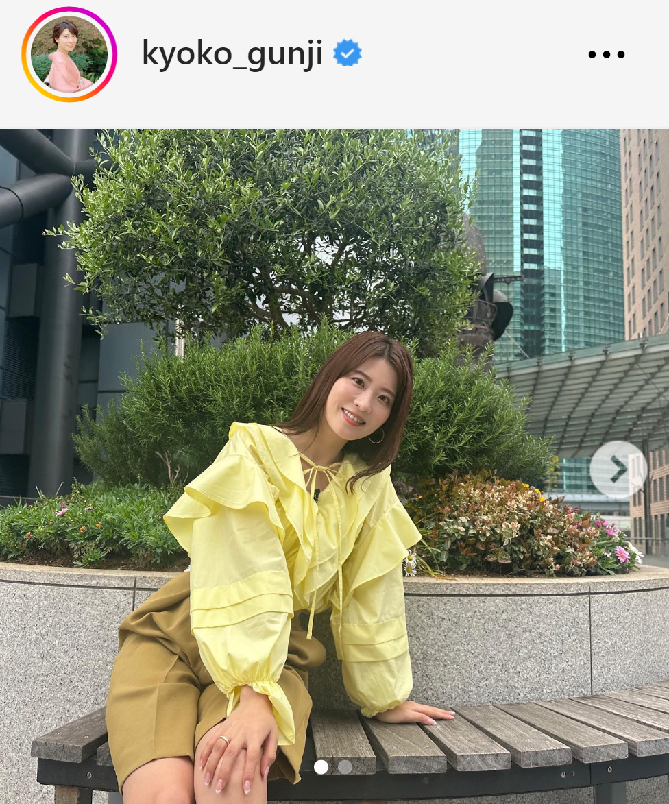 黄色のブラウスにショートパンツ姿でベンチに座る郡司恭子アナ（郡司恭子アナのインスタグラムから）