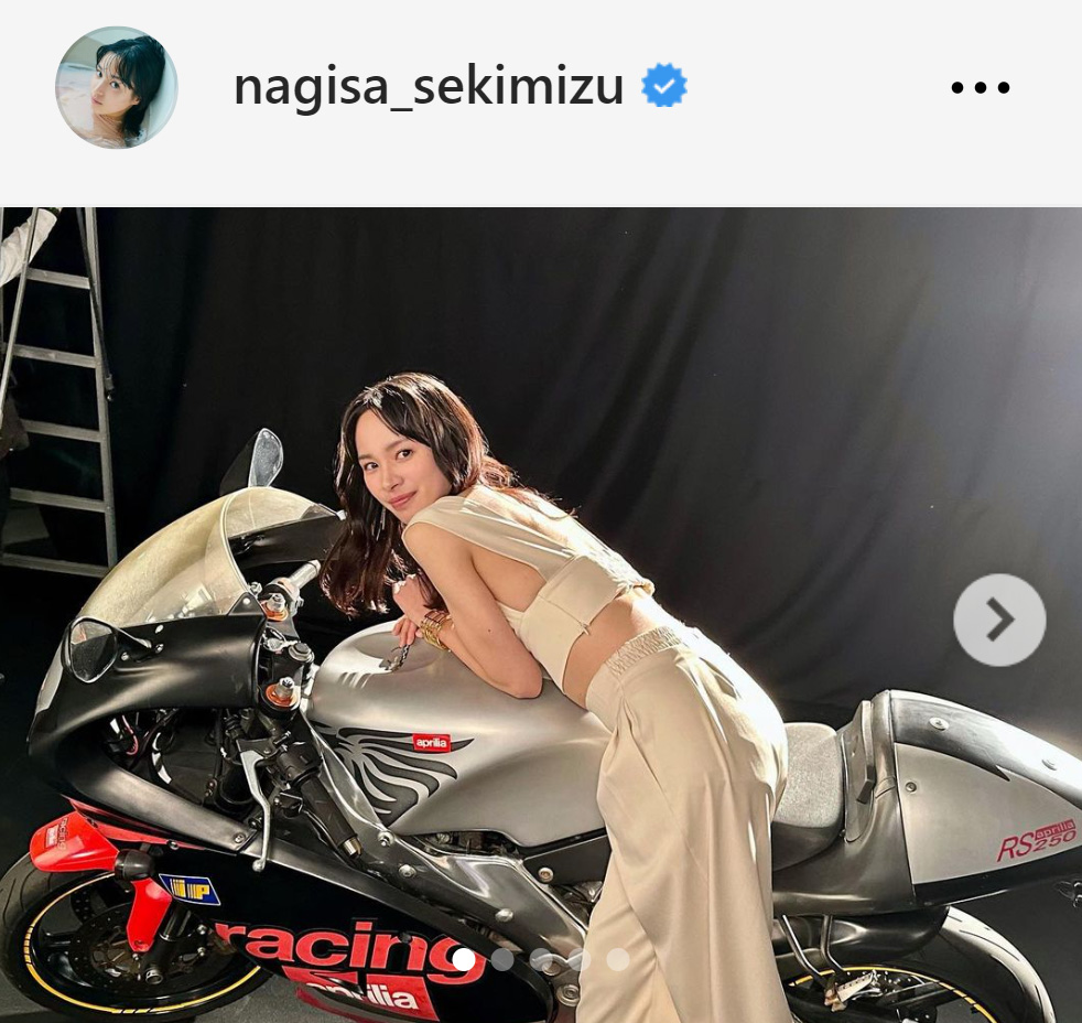 ノースリーブ姿でバイクにもたれる関水渚（関水渚のインスタグラムから）