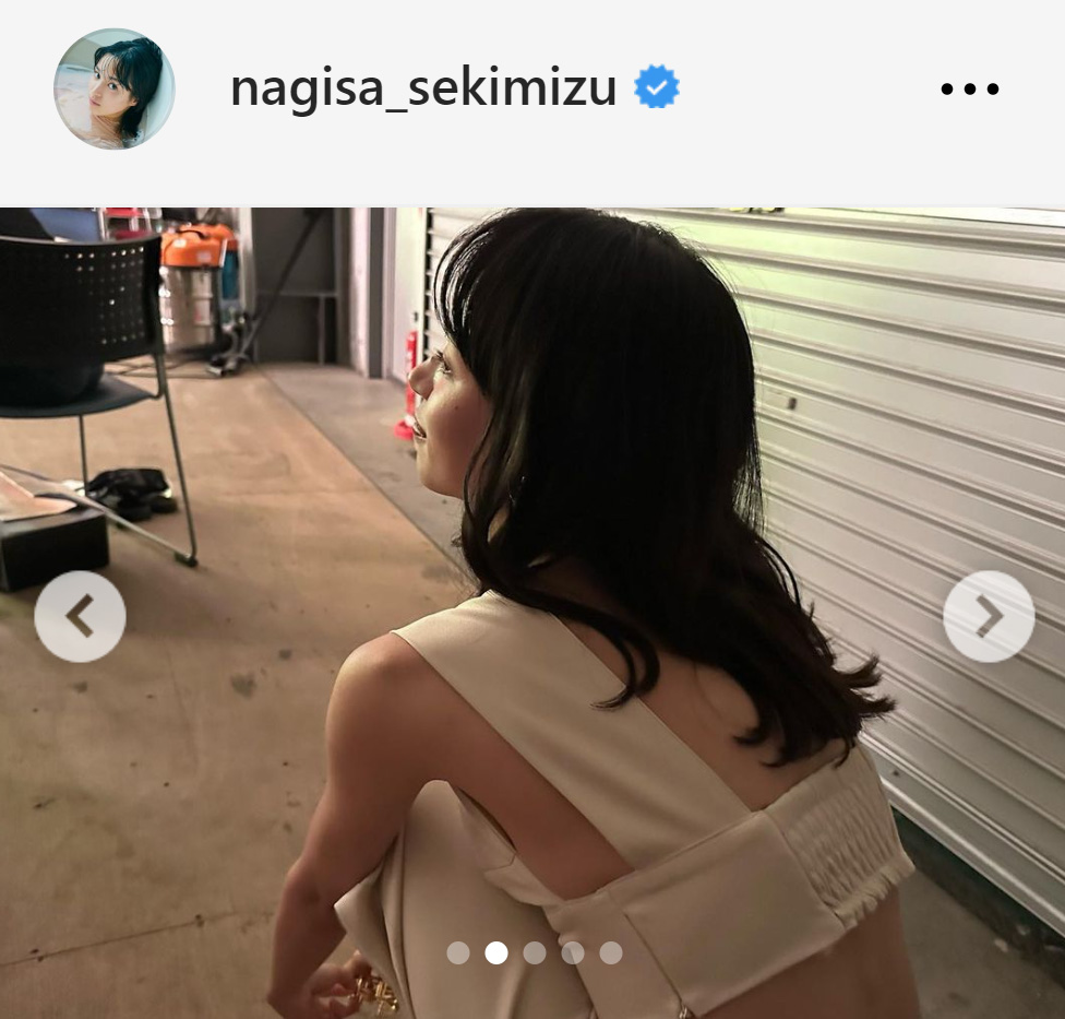 背中が開いたノースリーブ姿の関水渚（関水渚のインスタグラムから）