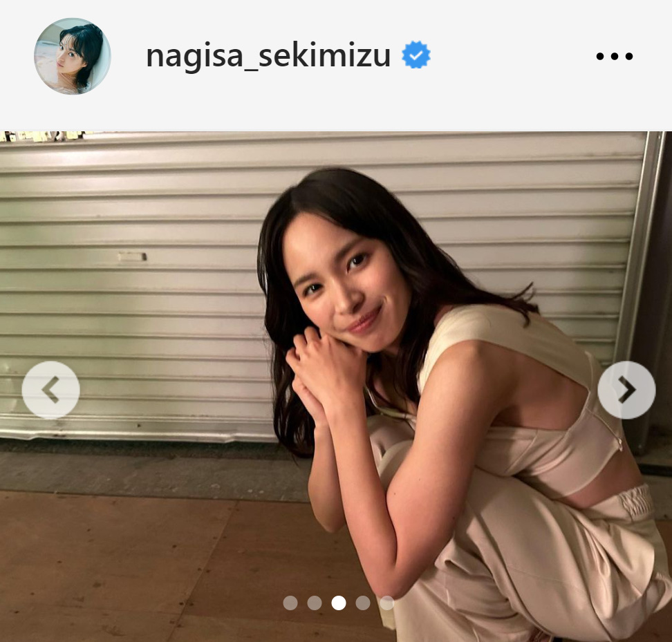 背中が開いたノースリーブ姿の関水渚（関水渚のインスタグラムから）