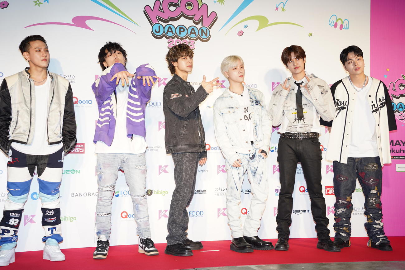 「KCON JAPAN 2023」のフォトセッションに出席した、iKON（撮影・佐藤勝亮）