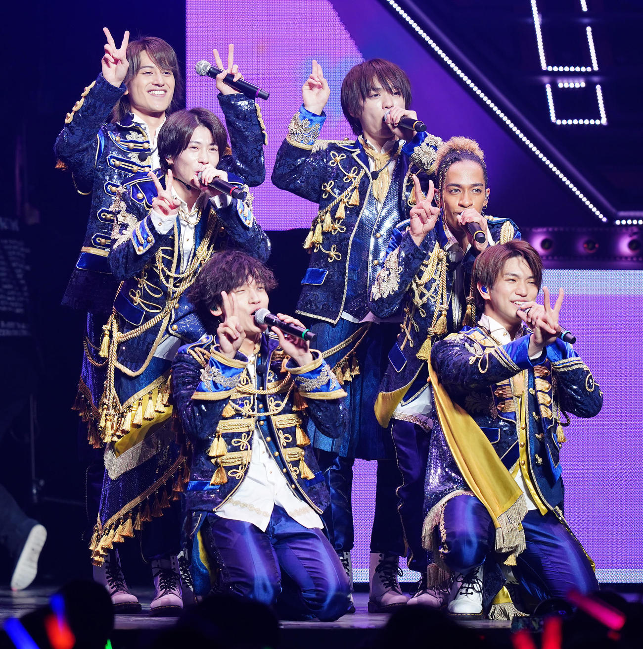 「Aッ！！！！！！と驚き全国ツアー2023」でパフォーマンスするAぇ！group。後列左から小島健、福本大晴、中列左から末澤誠也、草間リチャード敬太、前列左から佐野晶哉、正門良規（撮影・垰建太）