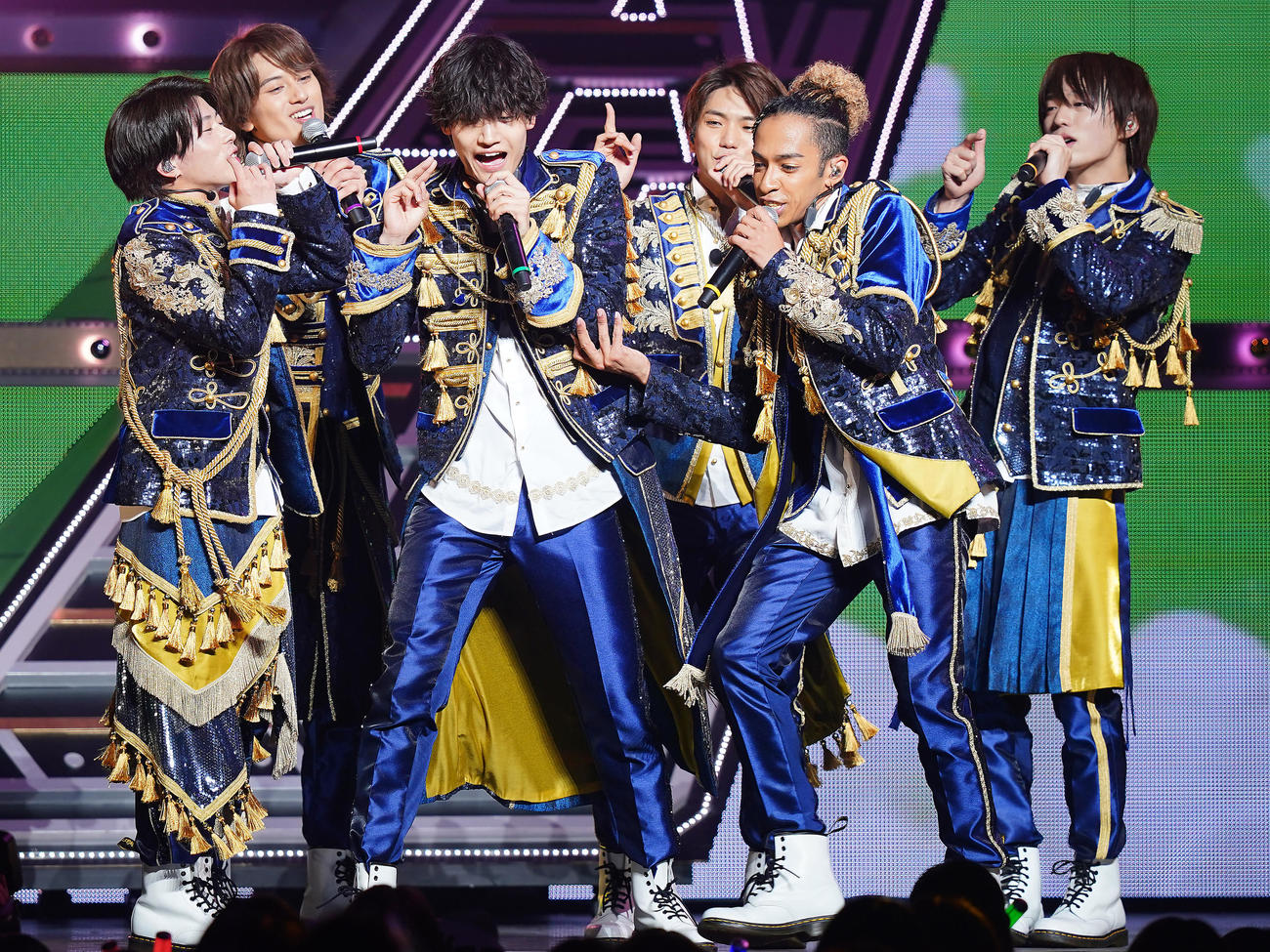 「Aッ！！！！！！と驚き全国ツアー2023」でパフォーマンスするAぇ！group。左から末澤誠也、小島健、佐野晶哉、正門良規、草間リチャード敬太、福本大晴（撮影・垰建太）