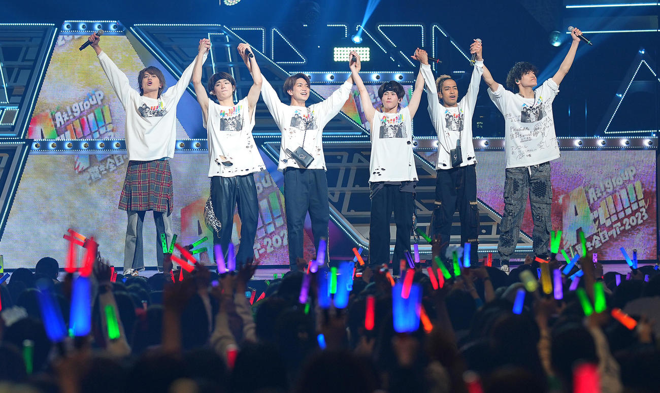 「Aッ！！！！！！と驚き全国ツアー2023」でファンに手を振るAぇ！group。左から小島健、福本大晴、正門良規、末澤誠也、草間リチャード敬太、佐野晶哉（撮影・垰建太）
