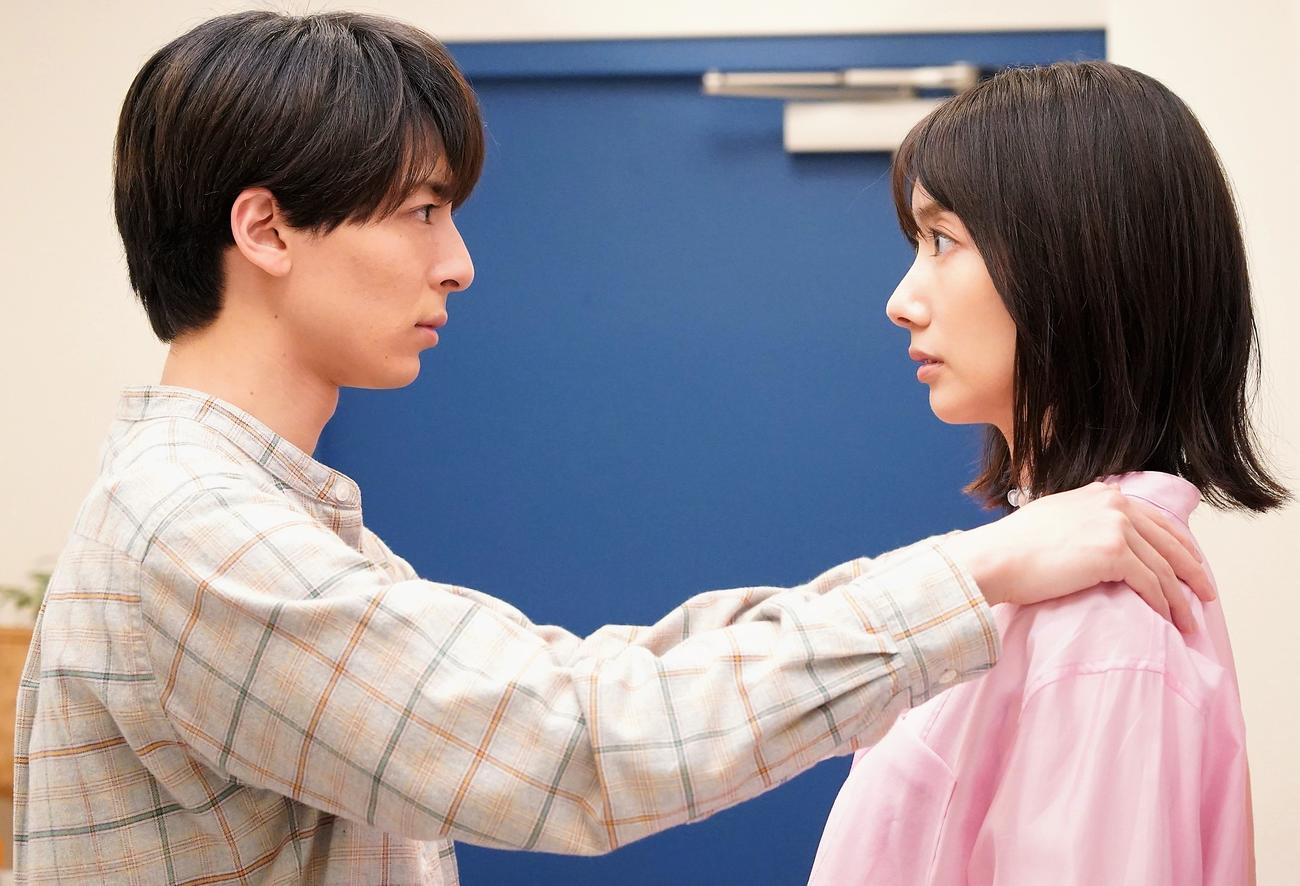 「わたしのお嫁くん」に出演する高杉真宙、波瑠（C）フジテレビ