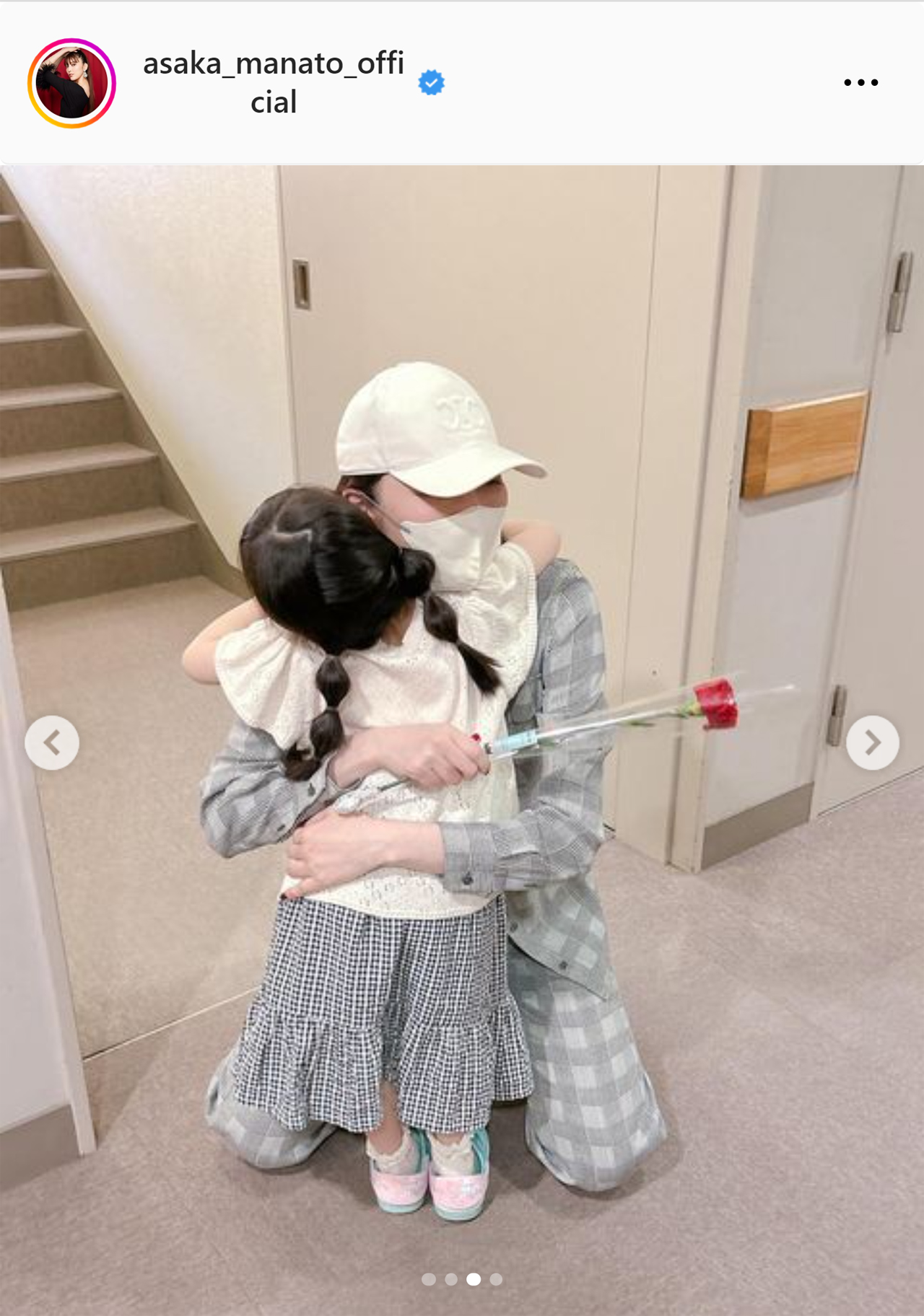 アーニャ役の子とハグする朝夏まなと（朝夏まなとのインスタグラムから）