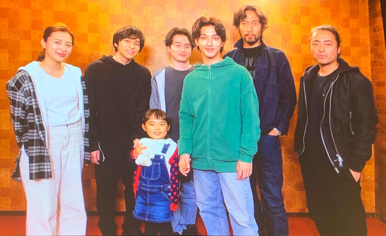 短編映画製作プロジェクト「ミラーライアーフィルムズ」の特別製作短編映画「MIMI」の出演者たち。主演の横浜流星（左から5人目）、阿部進之介（同6人目）、山田孝之（右端）ら