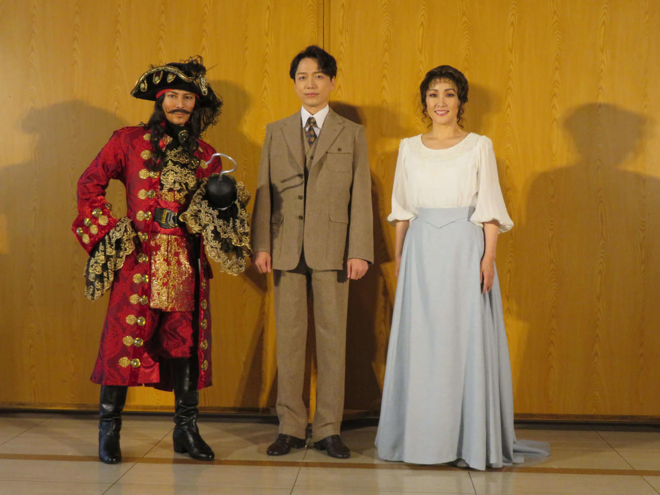 ミュージカル「ファインディング　ネバーランド」のゲネプロに参加した、左から武田真治、山崎育三郎、濱田めぐみ（撮影・村上幸将）