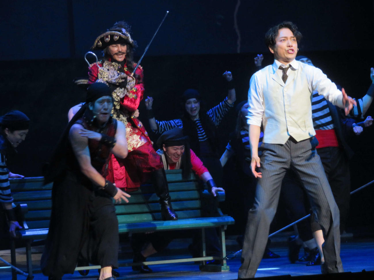 ミュージカル「ファインディング　ネバーランド」のゲネプロを行う、山崎育三郎（中右）と武田真治（中央）（撮影・村上幸将）