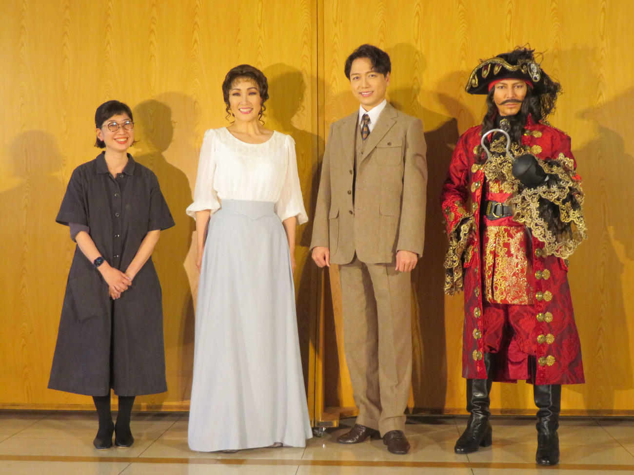 ミュージカル「ファインディング　ネバーランド」のゲネプロに参加した、左から小山ゆうな氏、濱田めぐみ、山崎育三郎、武田真治（撮影・村上幸将）