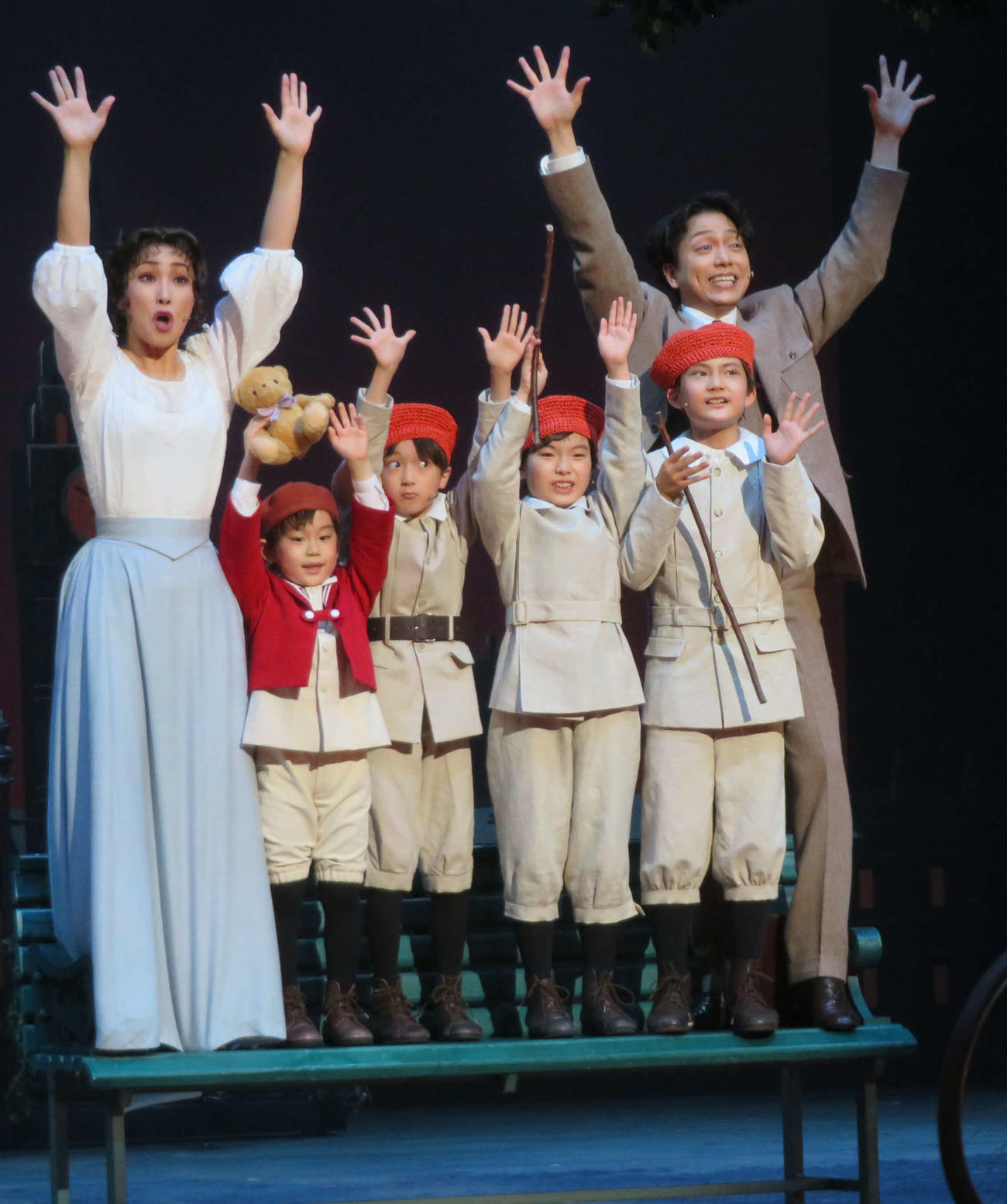 ミュージカル「ファインディング　ネバーランド」のゲネプロを行う、濱田めぐみ（左）と山崎育三郎（右）（撮影・村上幸将）
