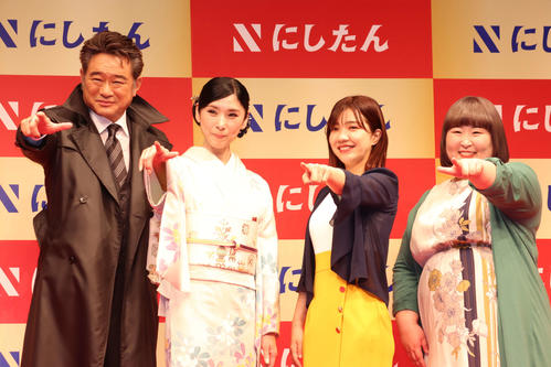 「にしたんクリニック」新CM発表会に登壇した左から、船越英一郎、黒木瞳、お笑いトリオ、3時のヒロインの福田麻貴、かなで(撮影・加藤理沙)