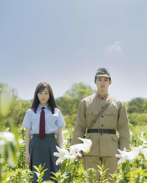 映画「あの花が咲く丘で、君とまた出会えたら。」でダブル主演を務める、福原遥と水上恒司(C)2023「あの花が咲く丘で、君とまた出会えたら。」製作委員会
