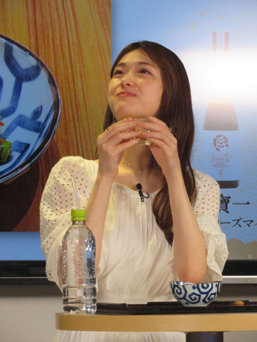 「ひろしまの食を世界に第3弾 日本酒でおもてなし発表会」で実食する松村沙友理(撮影・村上幸将)