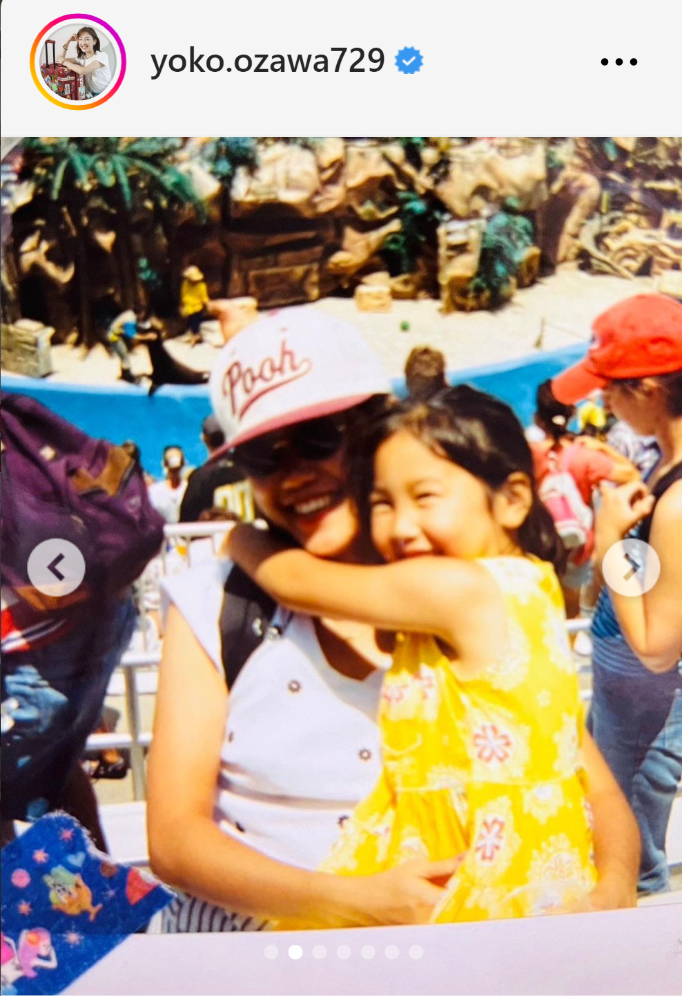 母に抱きつく幼少期の小澤陽子アナ（小澤陽子アナのインスタグラムから）