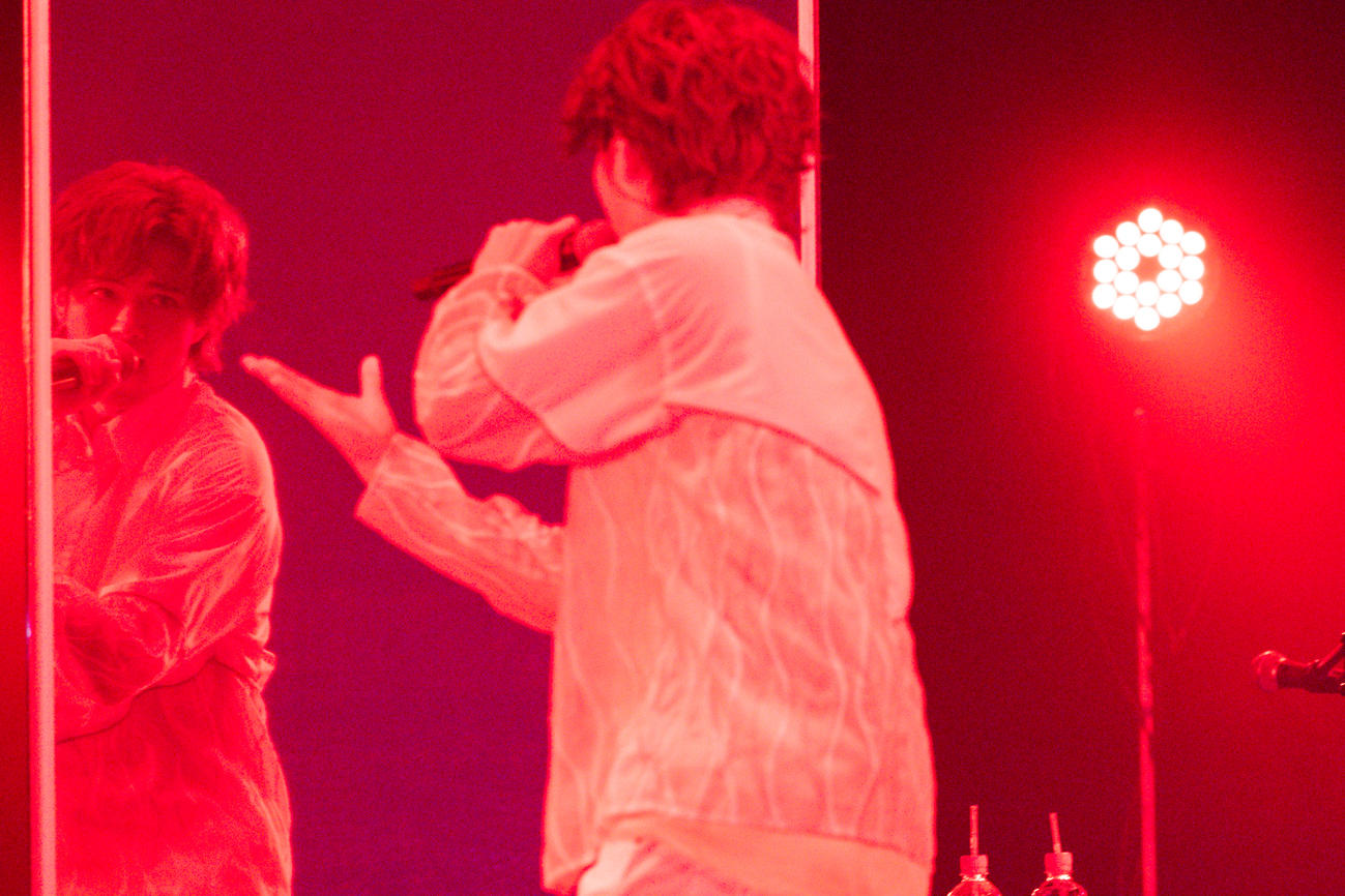 2nd LIVE「PROLOGUE.B」の千秋楽公演で熱唱する加藤大悟