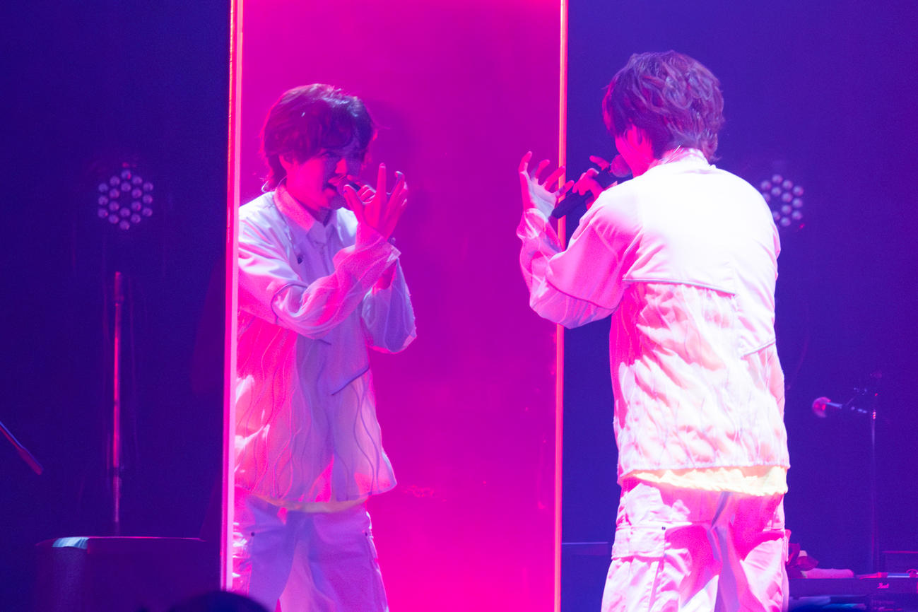 2nd LIVE「PROLOGUE.B」の千秋楽公演で熱唱する加藤大悟