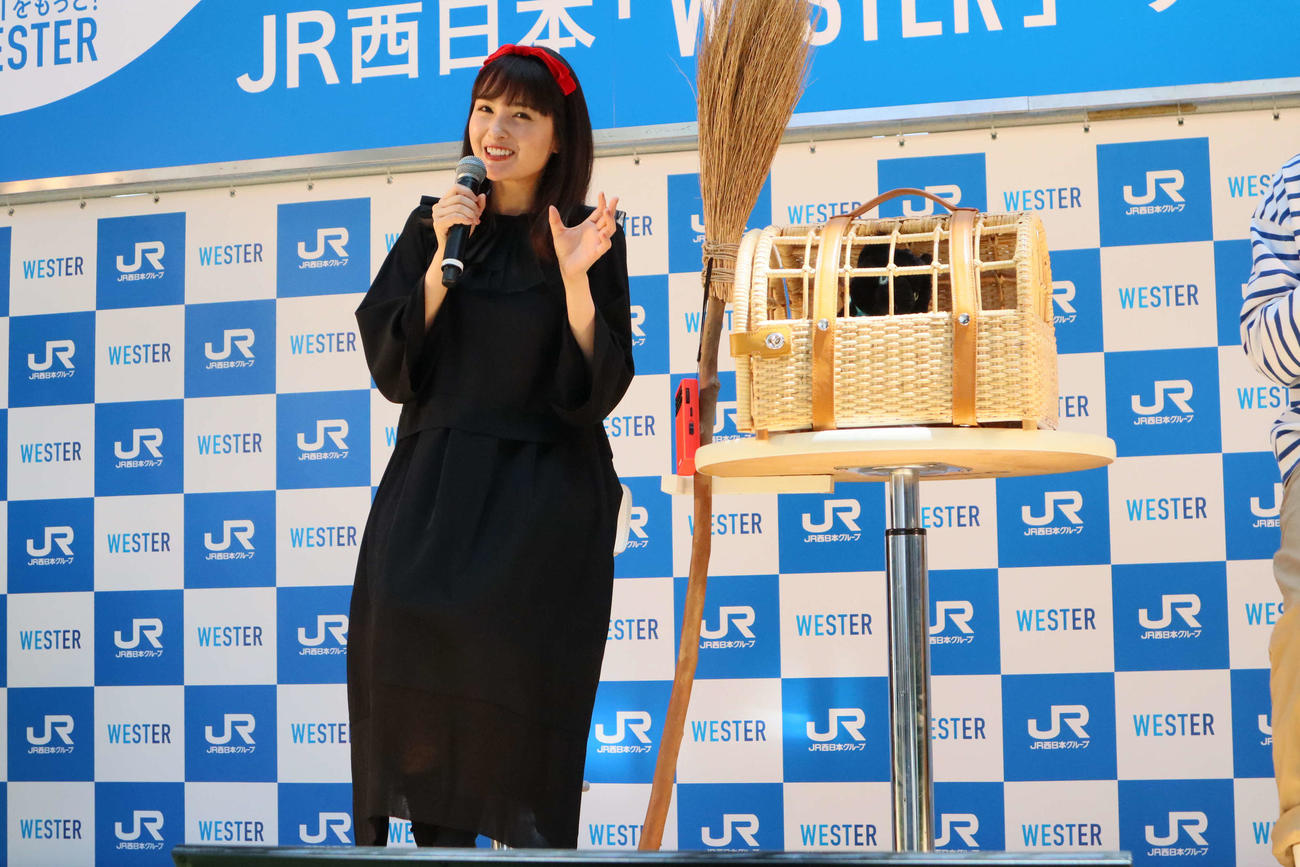 JR西日本「WESTER」サービス＆新CM発表会に「魔女のキキ」姿で登場した葵わかな