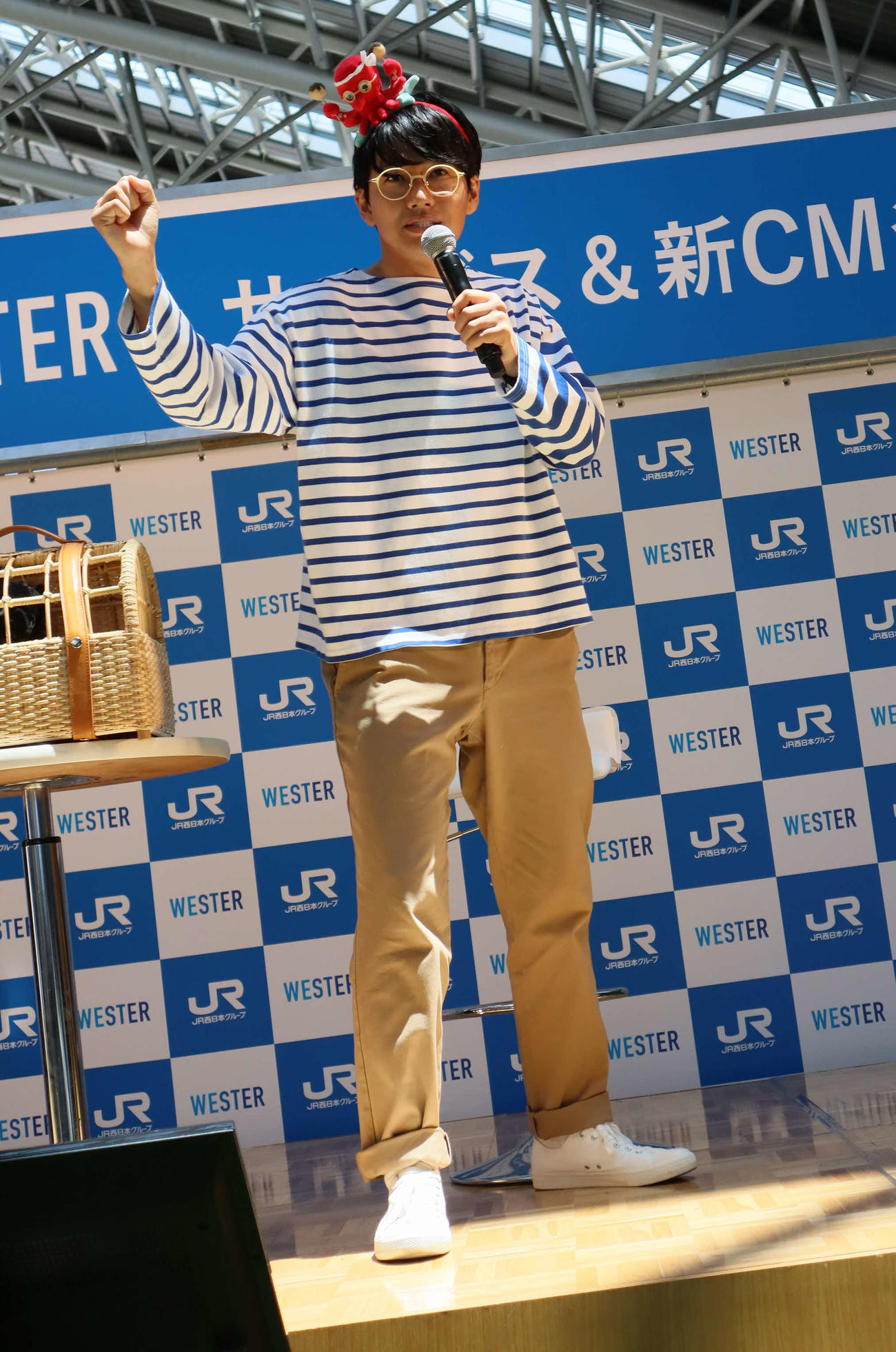 JR西日本「WESTER」サービス＆新CM発表会に出席し、ポーズを決めるミキ・亜生