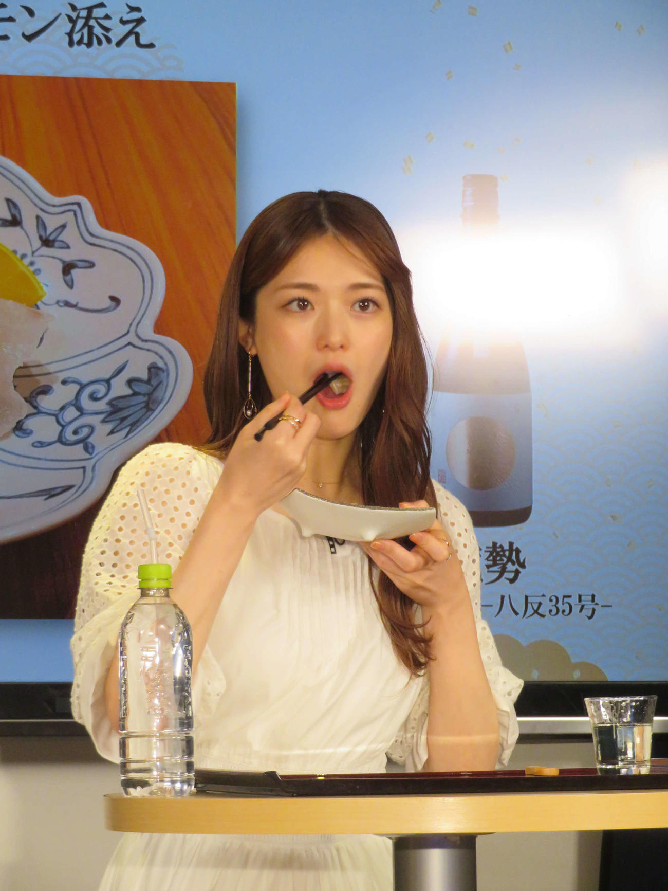 「ひろしまの食を世界に第3弾　日本酒でおもてなし発表会」で実食する松村沙友理（撮影・村上幸将）