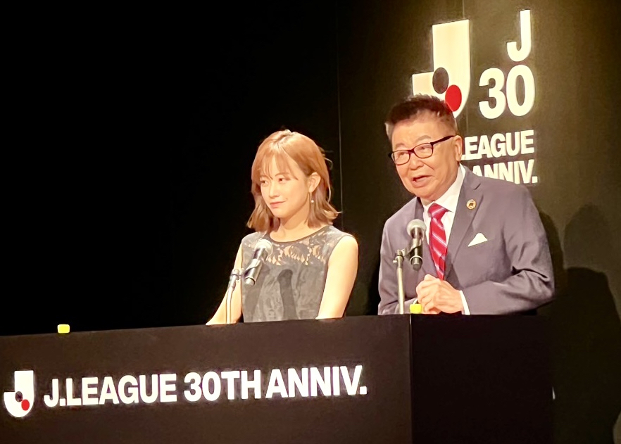 中川絵美里アナウンサー（左）とJリーグ30周年記念イベント「J30ベストアウォーズ」で司会を務めた生島ヒロシ