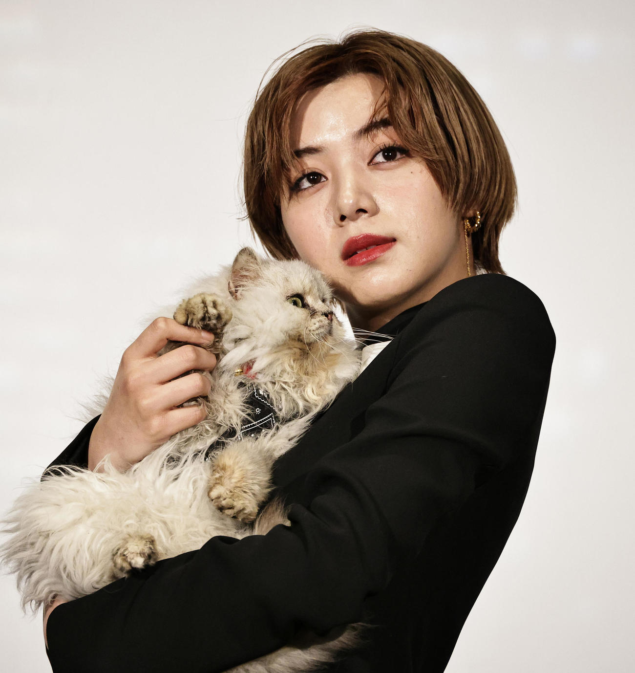 猫“ビーツ”を抱く池田エライザ（2022年1月撮影）